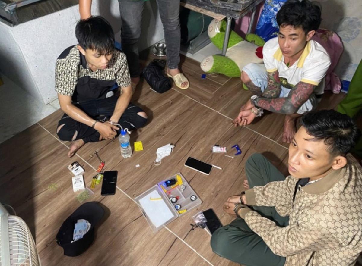 3 “con nghiện” bị bắt quả tang.
