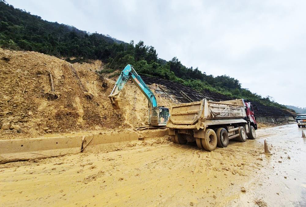 Thi công khắc phục sạt lở do mưa lũ gây ra trên cao tốc La Sơn - Hòa Liên.