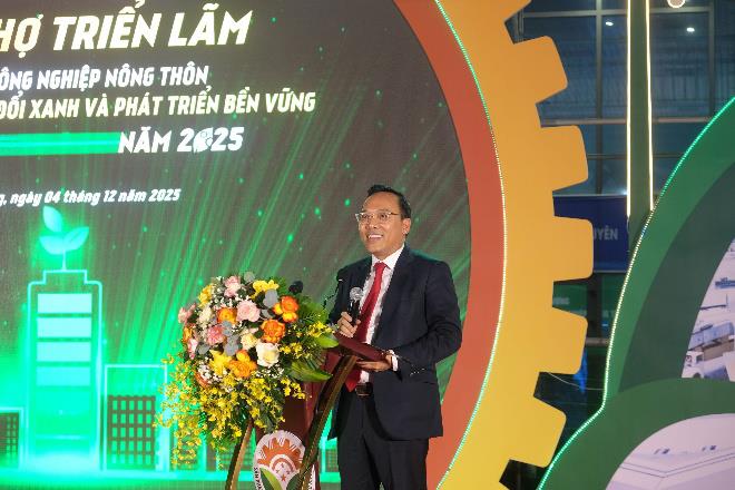 Các đại biểu tham quan tại các gian hàng.