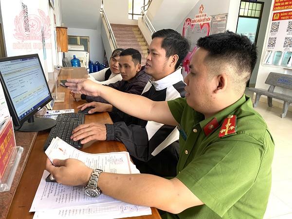 Cán bộ Công an xã Tây An thường trực tại bộ phận một cửa UBND xã để hỗ trợ người dân.