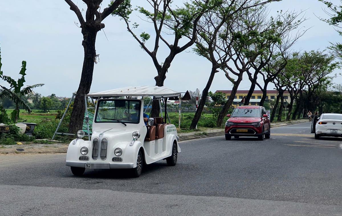 Xe điện du lịch chạy không đúng lộ trình, tuyến đường tại TP Hội An gây ảnh hưởng đến an toàn giao thông.