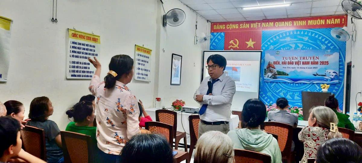 Tổ chức tuyên truyền biển, đảo Việt Nam trong cán bộ, hội viên phụ nữ tại Chi hội Mỹ An, phường Phước Mỹ.
