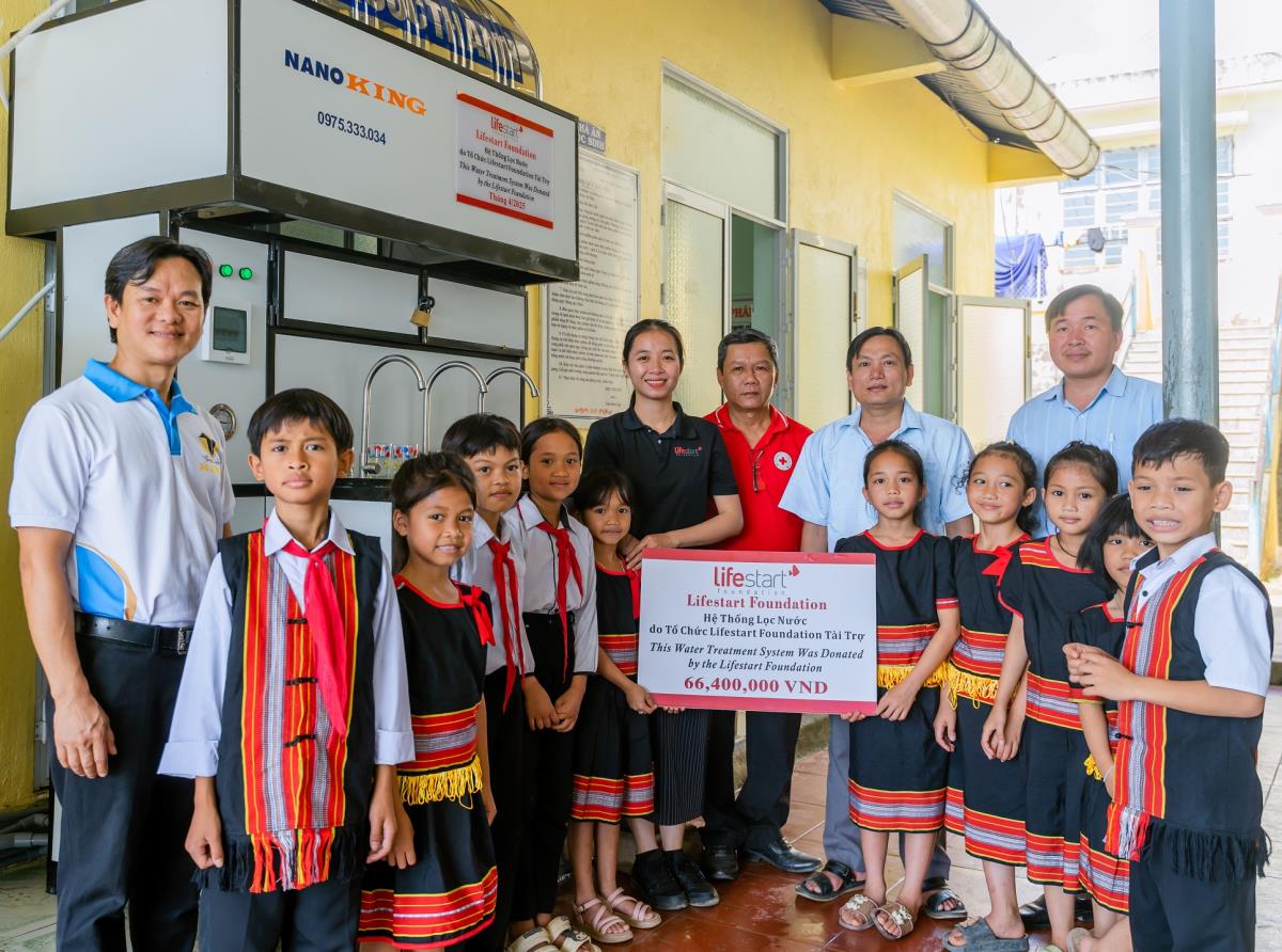 Đại diện Lifestart Foundation tài trợ hệ thống lọc nước sạch tại Trường THCS Quế Long (huyện Quế Sơn).