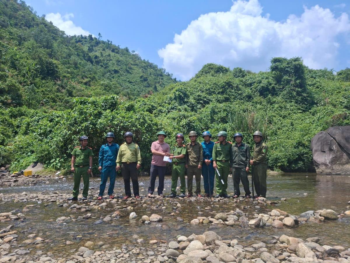 Công an xã Hòa phú cùng các lực lượng nhắc nhở người dân không tắm sông, không đốt lửa, đậu đỗ xe đúng quy định