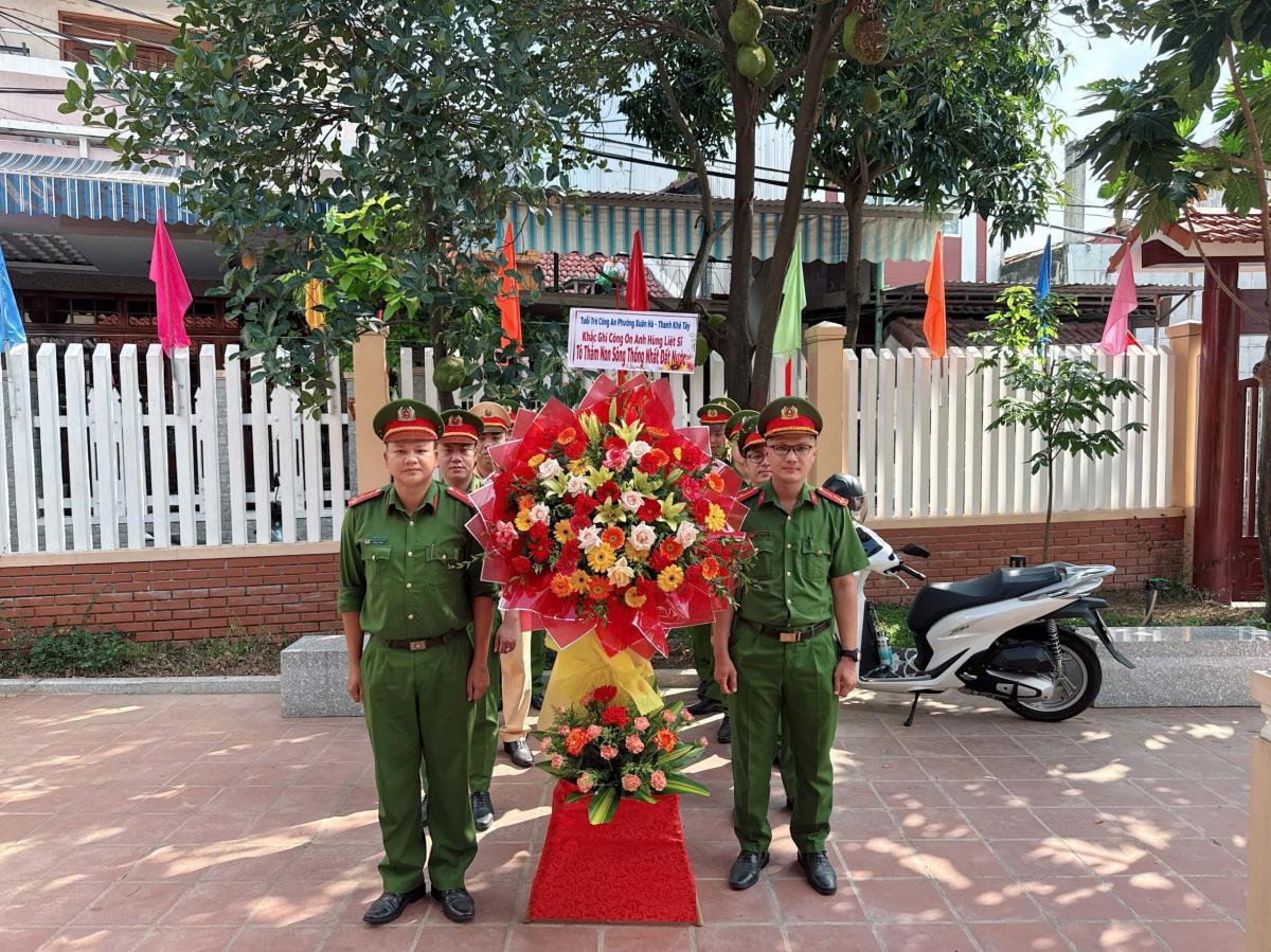 CBCS Chi đoàn Công an 2 phường dâng hương tại Khu lưu niệm Mẹ Nhu và 7 Dũng sỹ Thanh Khê.