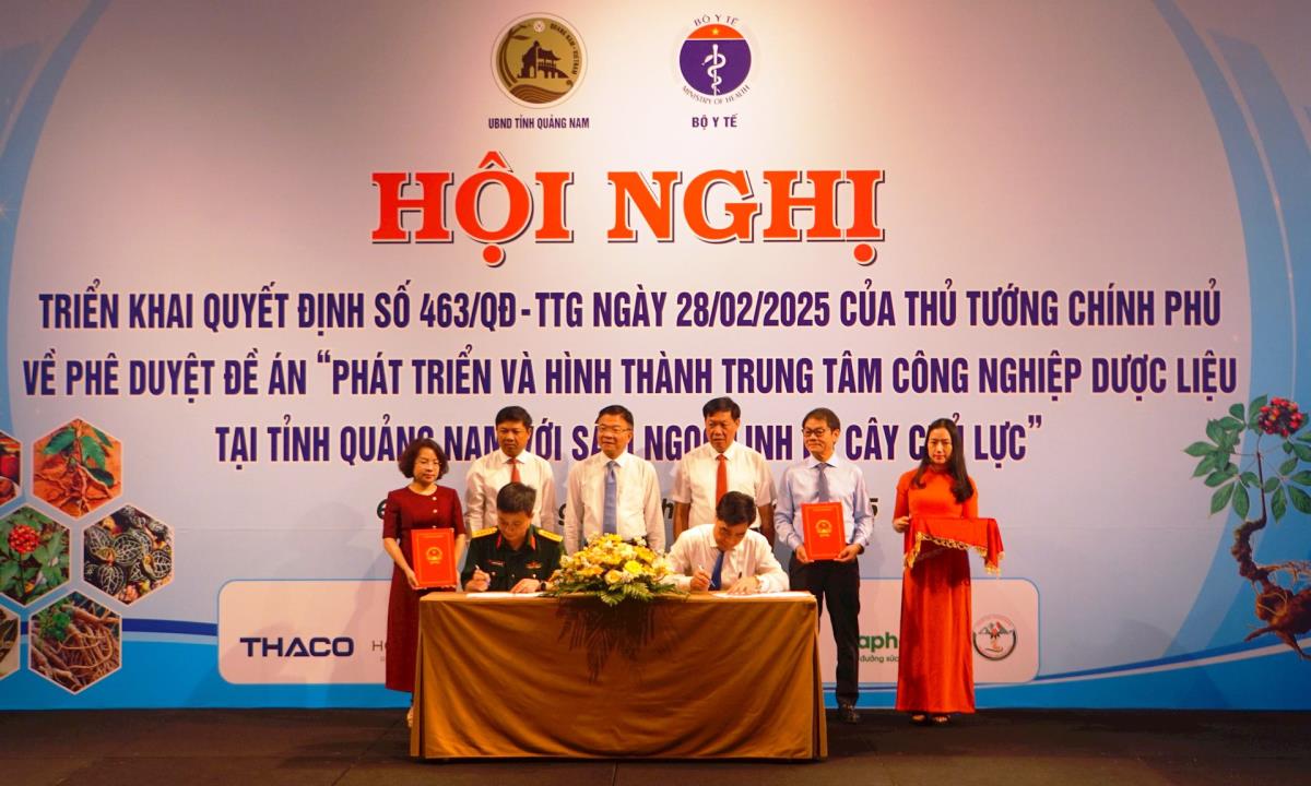 Phó Thủ tướng Chính phủ Lê Thành Long tham quan khu trưng bày sản phẩm Sâm Ngọc Linh và dược liệu tại Hội nghị.