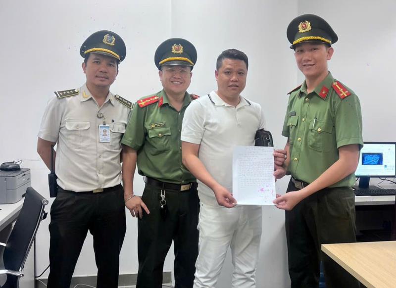 Anh Nguyễn Vũ Bảo trao thư cảm ơn đến Đội An ninh hàng không (Phòng Quản lý xuất nhập cảnh Công an TP Huế).