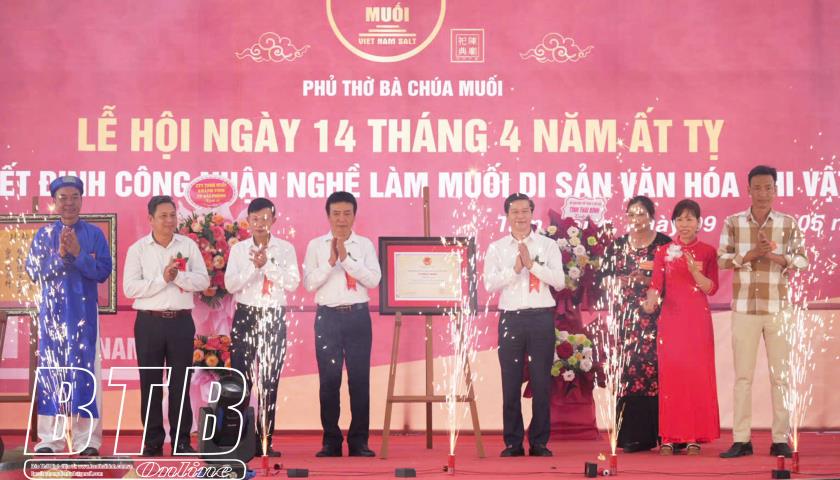Lễ rước kiệu Chúa tại Lễ hội Bà Chúa Muối.