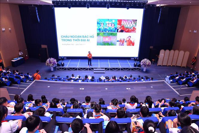 Đại biểu tham gia trải nghiệm trong khuôn viên Trường Đại học FPT.