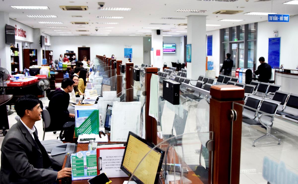 Tổ một cửa của các sở, ban, ngành TP Đà Nẵng tiếp nhận và xử lý thủ tục hành chính cho tổ chức và công dân.
