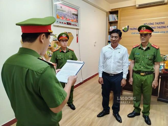 Công an tỉnh Phú Yên thi hành quyết định khởi tố, bắt tạm giam đối với ông Trần Kim Quyên - Hiệu trưởng Trường Cao đẳng Công Thương miền Trung (thuộc Bộ Công Thương).
