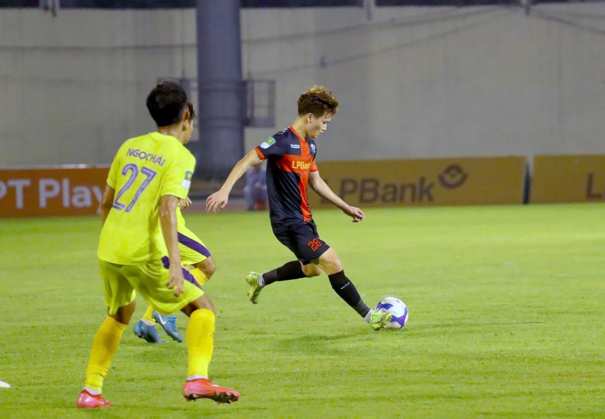 Hoàng Đức (phải) sớm trở lại môi trường V.League 1 chỉ sau 1 năm thi đấu ở hạng Nhất cùng Phù Đổng Ninh Bình.
