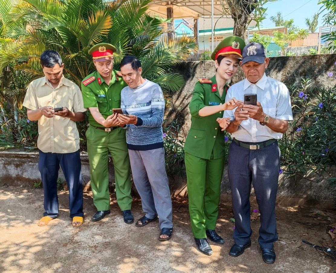 Công an tỉnh Đắk Nông hướng dẫn sử dụng tiện ích lấy ý kiến người dân về nội dung sữa đổi, bổ sung một số điều của Hiến pháp năm 2013 trên ứng dụng VNeID