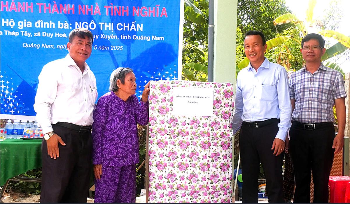 Ông Lưu Đức Lợi – Giám đốc PC Quảng Nam (thứ hai, phải sang) thay mặt CBCNV công ty tặng quà chúc mừng bà Ngô Thị Chẩn.