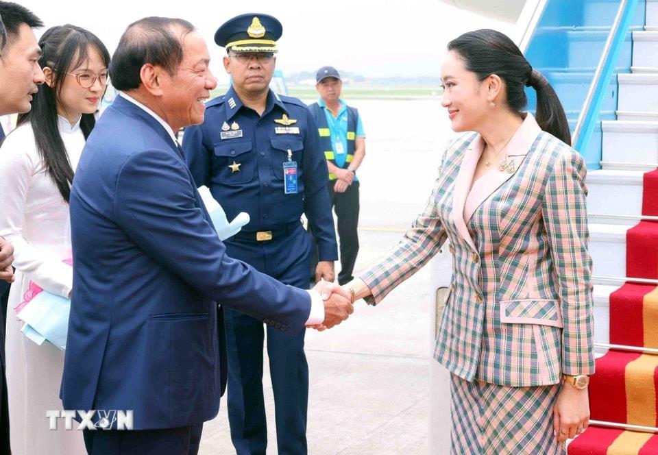 Bộ trưởng Bộ VH-TT và DL Nguyễn Văn Hùng đón Thủ tướng Thái Lan Paetongtarn Shinawatra tại sân bay quốc tế Nội Bài. Ảnh: TTXVN