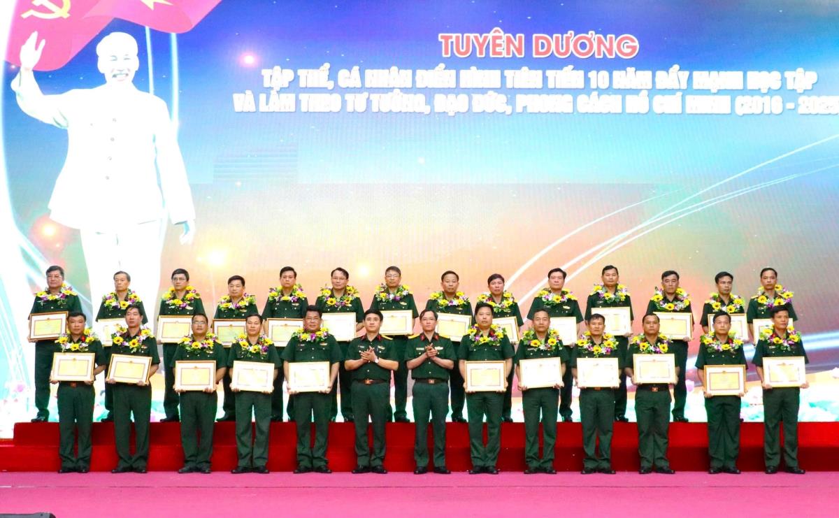 Lãnh đạo Quân khu 5 tặng Bằng khen cho các điển hình tiên tiến trong thực hiện Chỉ thị 05 của Bộ Chính trị.