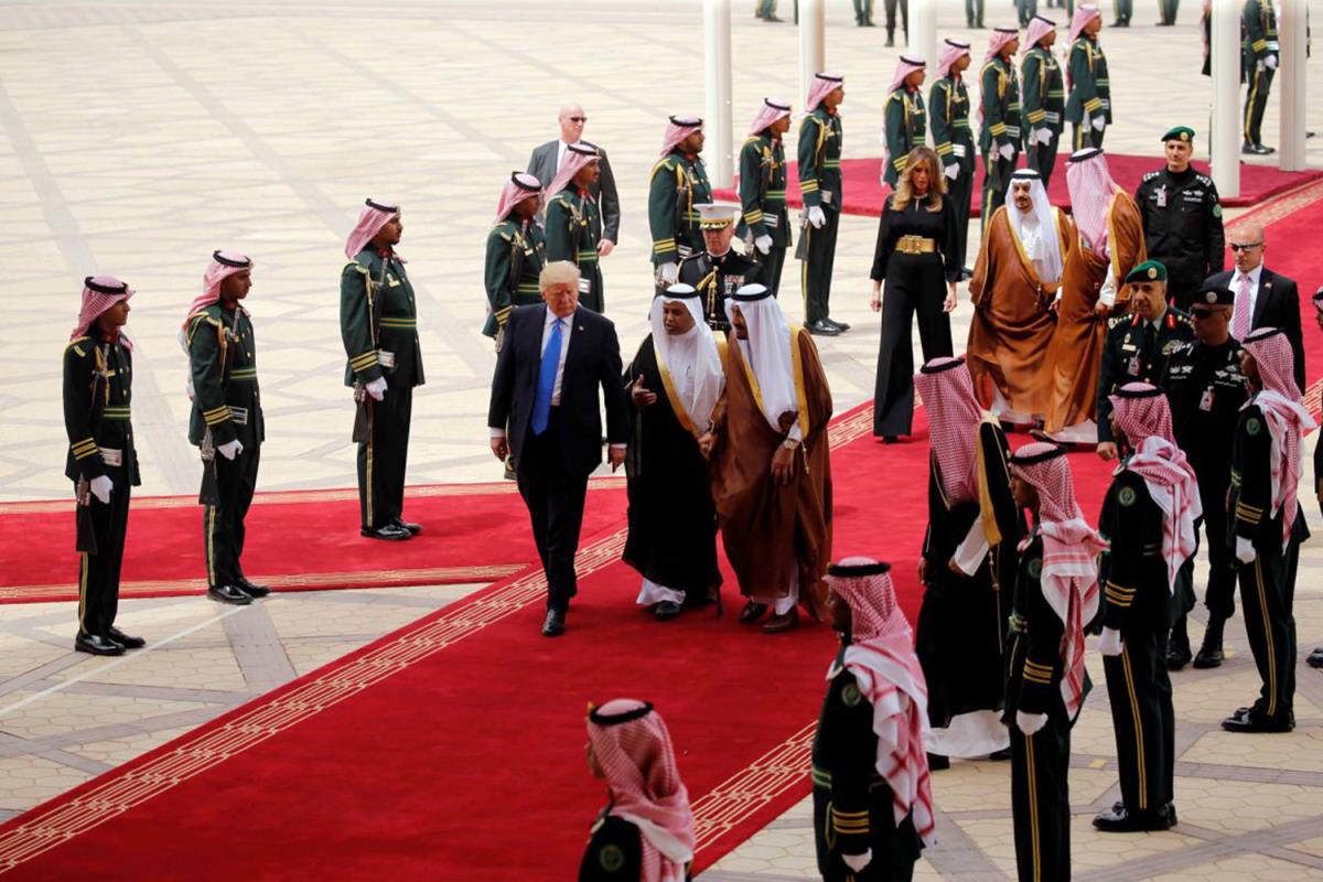 Vua Salman bin Abdulaziz Al-Saud của Saudi Arabia chào đón Tổng thống Trump trong buổi lễ tiếp đón tại Riyadh. Ảnh: Reuters