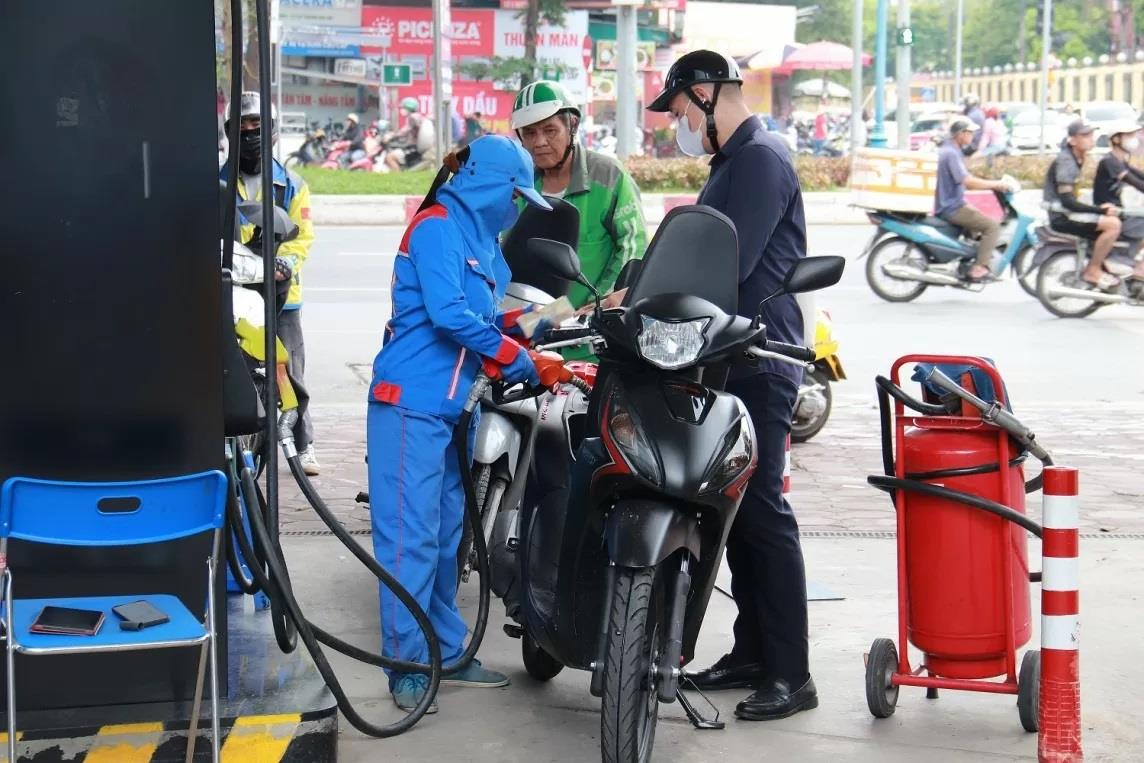 Giá xăng dầu hôm nay, từ 15h ngày 15/5/2025, mỗi lít xăng E5 RON 92 tăng 403 đồng/lít, xăng RON 95 tăng 413 đồng/lít.