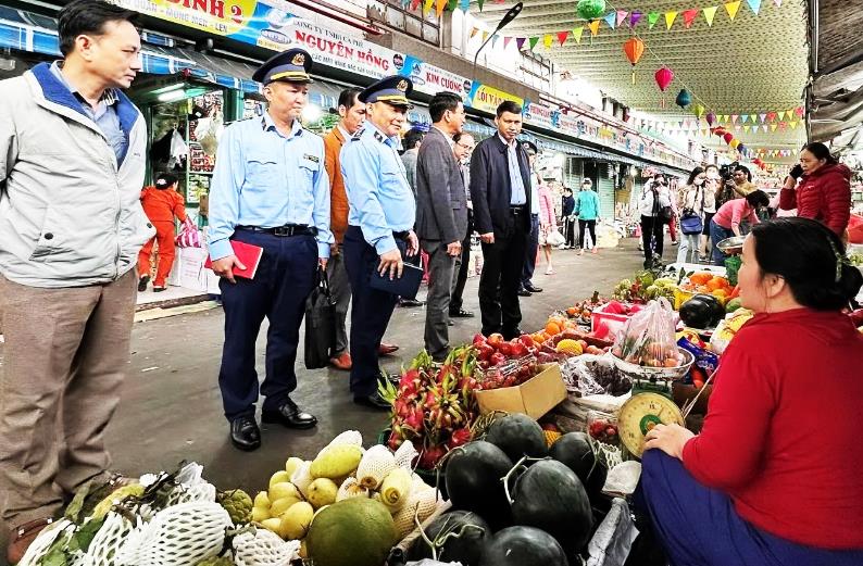 Phó Chủ tịch UBND TP Đà Nẵng Trần Chí Cường khen thưởng các tập thể và cá nhân có thành tích xuất sắc
về đấu tranh chống buôn lậu, gian lận thương mại và hàng giả năm 2024.