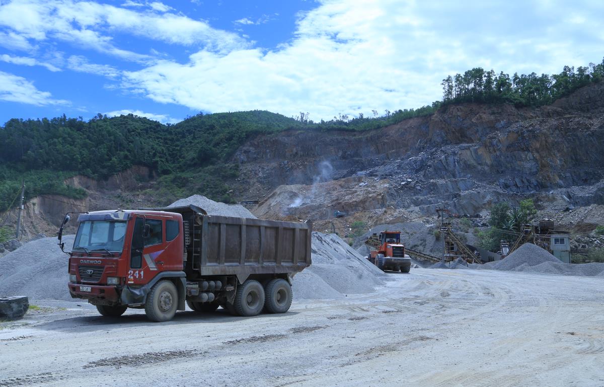 Mỏ đá Trường Bản được nâng công suất sẽ giải bài toán khan hiếm vật liệu, đẩy nhanh tiến độ hoàn thành.