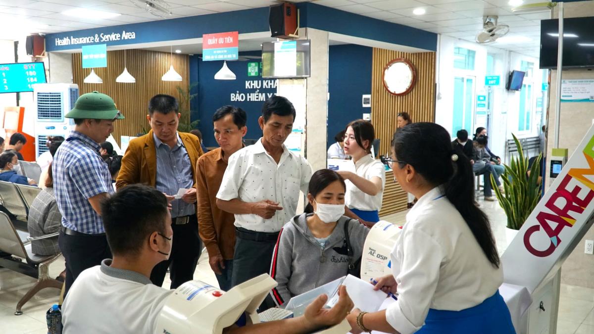 Bác sĩ khuyến cáo người dân cần nắm rõ các chỉ số huyết áp của mình. Trong ảnh: Người dân khám sức khỏe tại Bệnh viện 199.