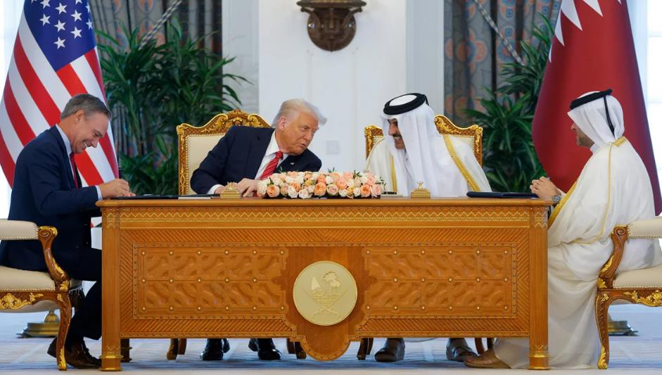 Tổng thống Mỹ Donald Trump (ngồi giữa, bên trái) và Quốc vương Qatar Tamim bin Hamad Al Thani (ngồi giữa, bên phải) tham dự lễ ký kết tại Doha, Qatar. Ảnh: Reuters
