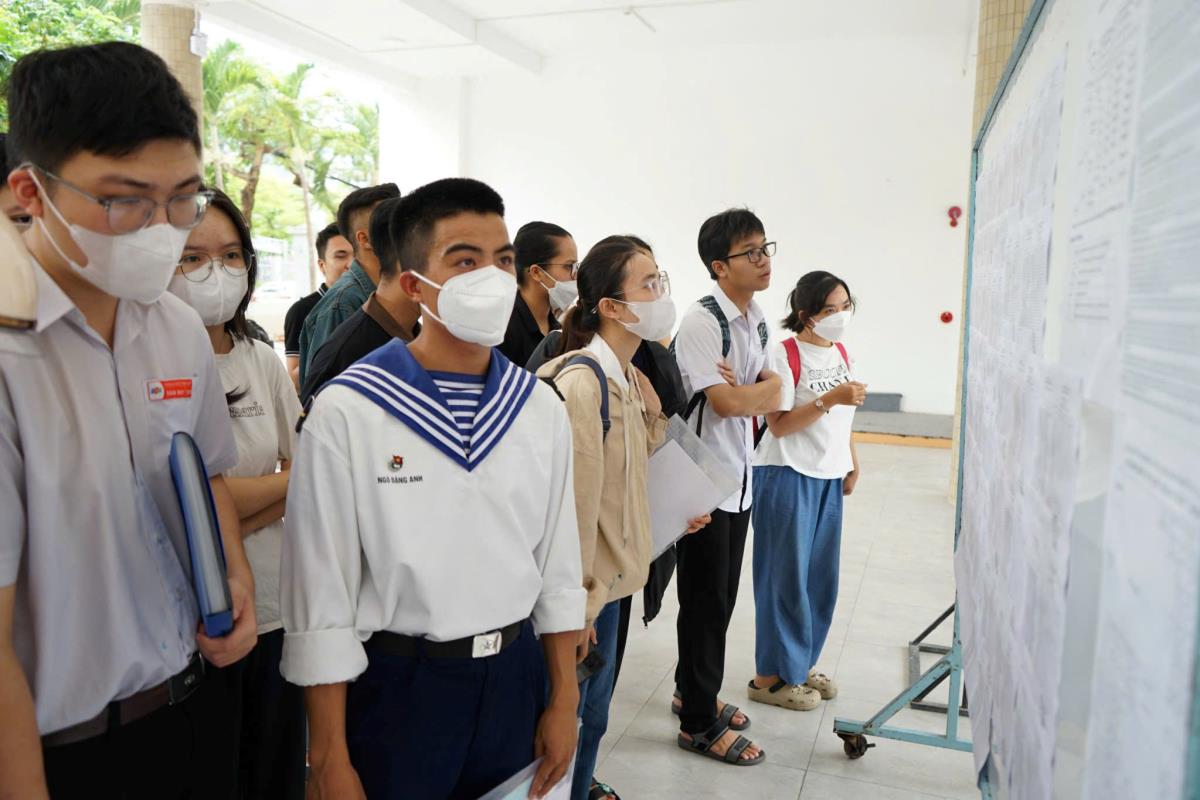 Các thí sinh xem thông tin tại một điểm thi ở TP Đà Nẵng trong kỳ thi tốt nghiệp THPT năm 2024. Ảnh: T.Hoa
