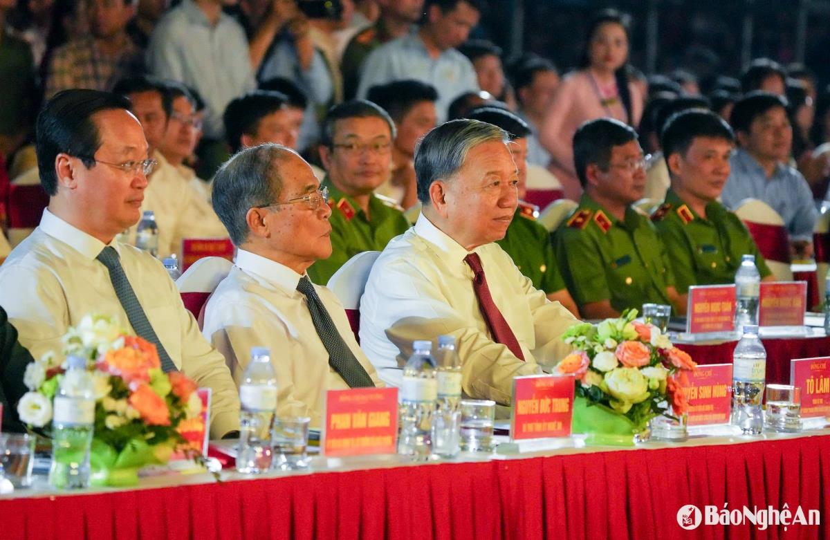 Khán giả đến dự và theo dõi các tiết mục biểu diễn tại đêm khai mạc Lễ hội Làng Sen 2025. Ảnh: Thành Cường