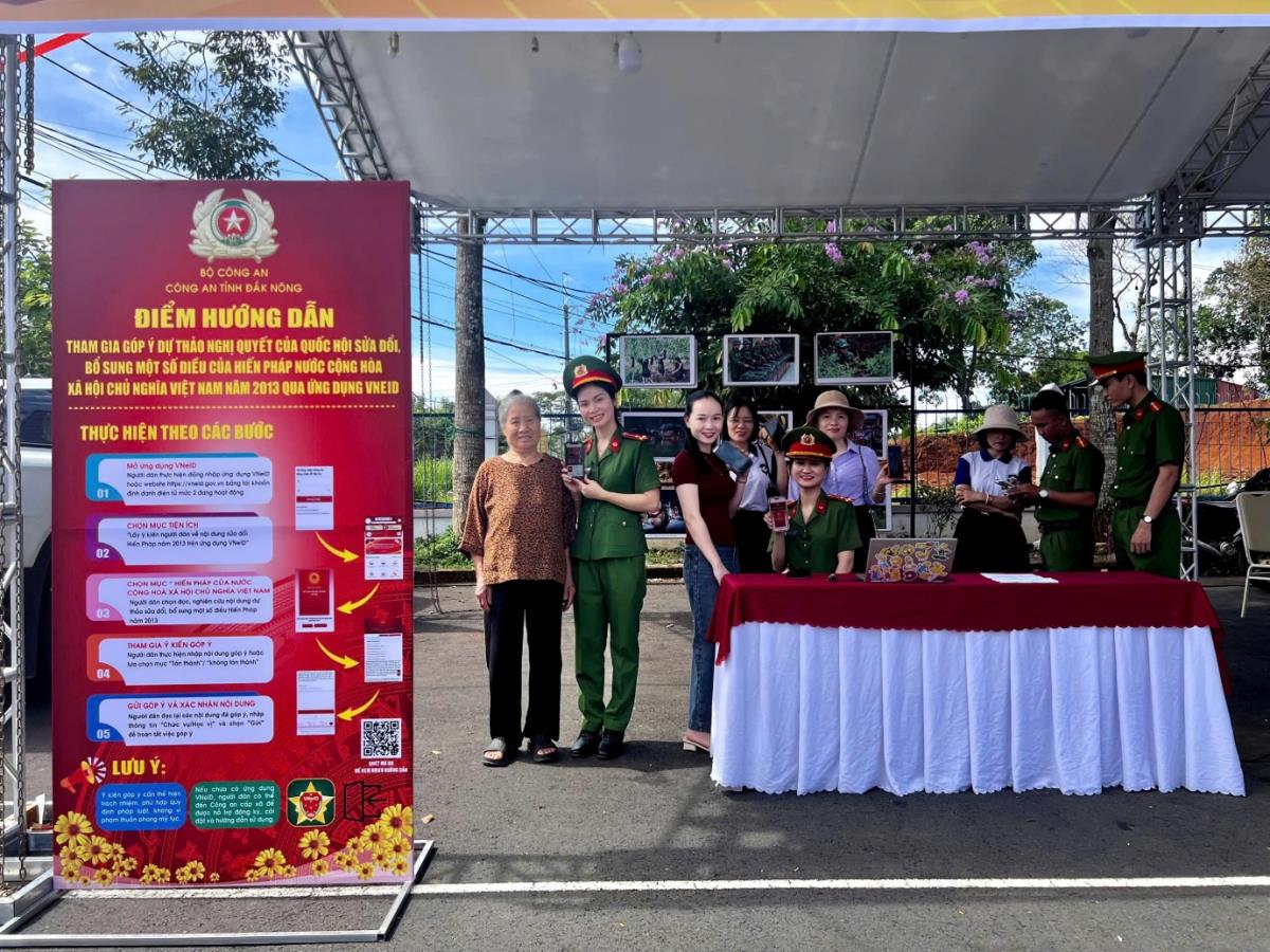 Hình ảnh: Đoàn viên phòng Cảnh sát QLHC về TTXH hướng dẫn người dân thực hiện góp ý dự thảo Hiến pháp năm 2013 qua ứng dụng VNeID