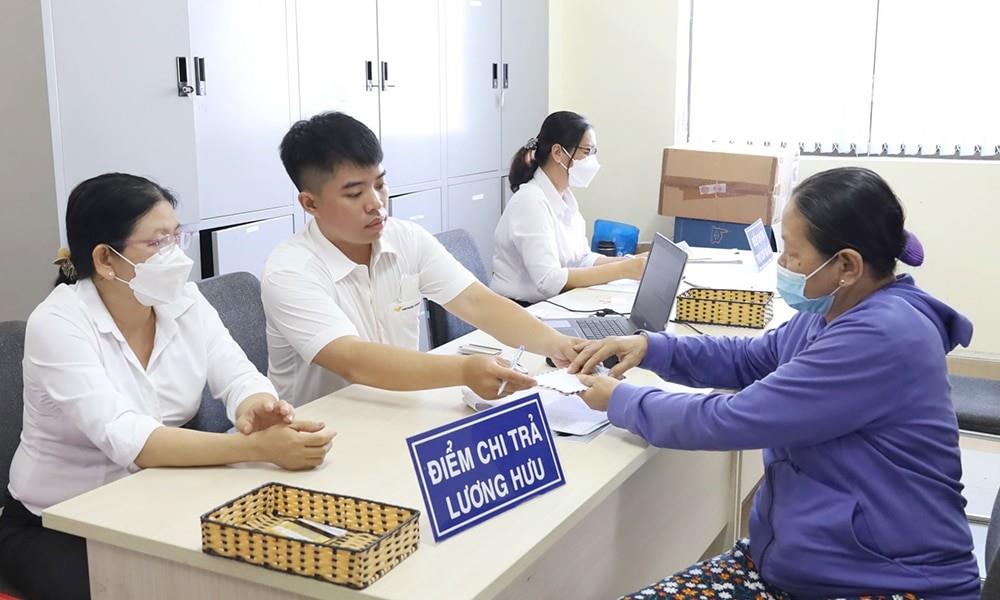 Từ 1/7, người đang hưởng lương hưu, trợ cấp BHXH hằng tháng bị tạm dừng hưởng trong 3 trường hợp. Ảnh minh họa.