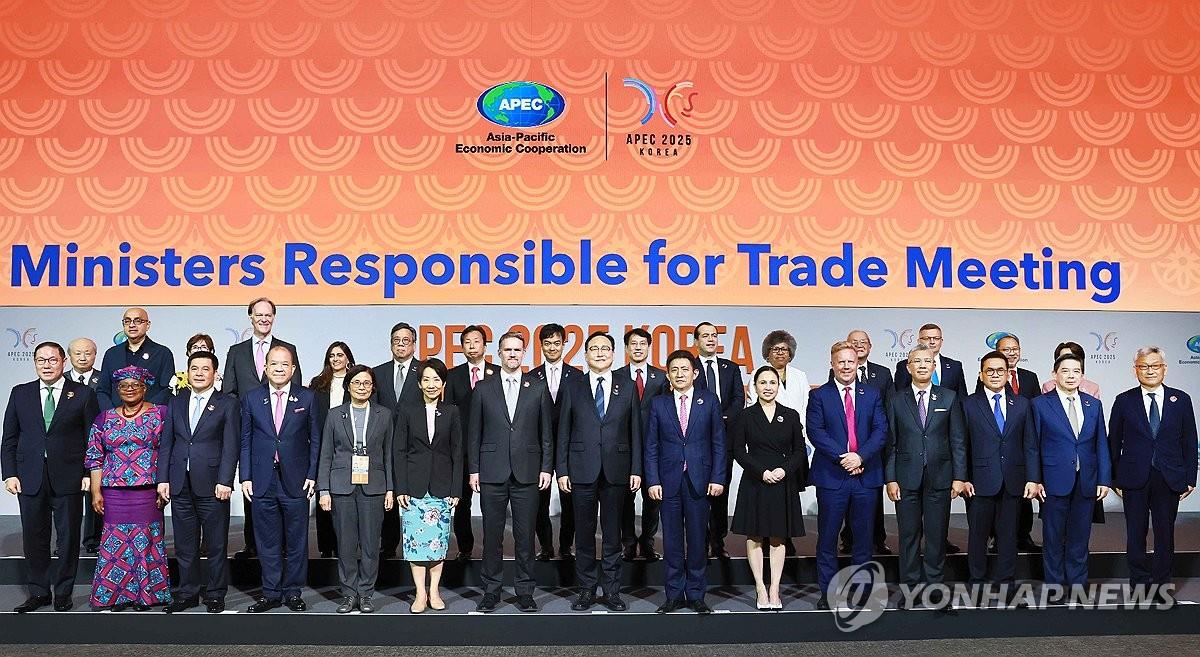 Các đại biểu chụp ảnh chung tại Hội nghị Bộ trưởng Thương mại APEC ở đảo Jeju, Hàn Quốc ngày 15-5. Ảnh: Yonhap