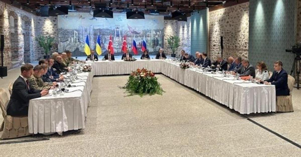 Ngoại trưởng Thổ Nhĩ Kỳ Hakan Fidan (giữa) chủ trì cuộc họp giữa phái đoàn Nga và Ukraine tại Istanbul ngày 16/5/2025. Ảnh: BBC/TTXVN