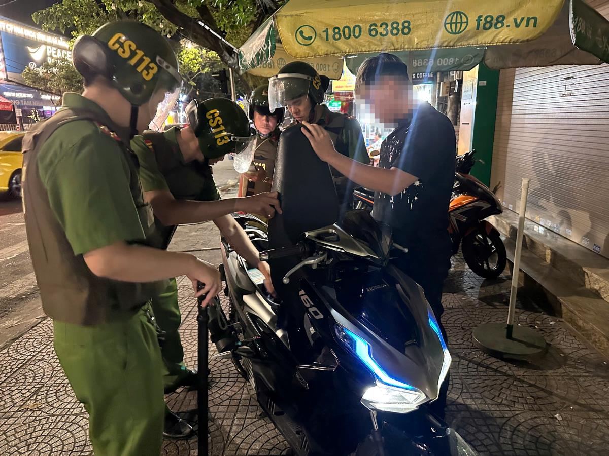 Súng tự chế có laser của nhóm thiếu niên bị Cảnh sát 113 thu giữ được.