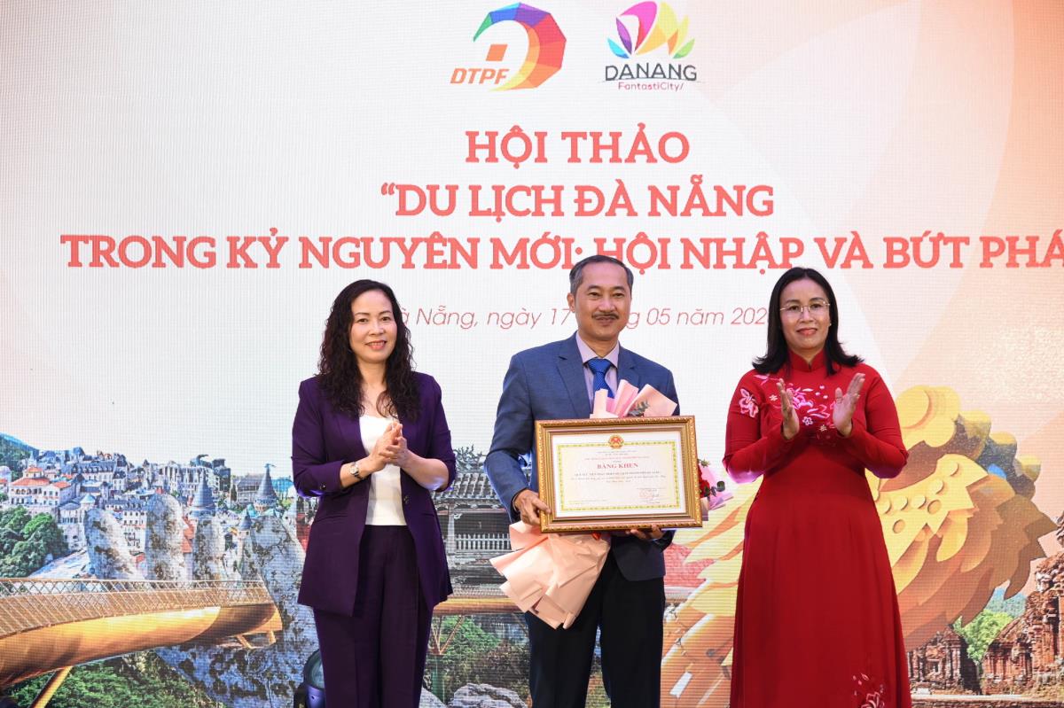 Phó Chủ tịch UBND TP Đà Nẵng Nguyễn Thị Anh Thi trao Bằng khen cho Quỹ xúc tiến phát triển du lịch TP Đà Nẵng.