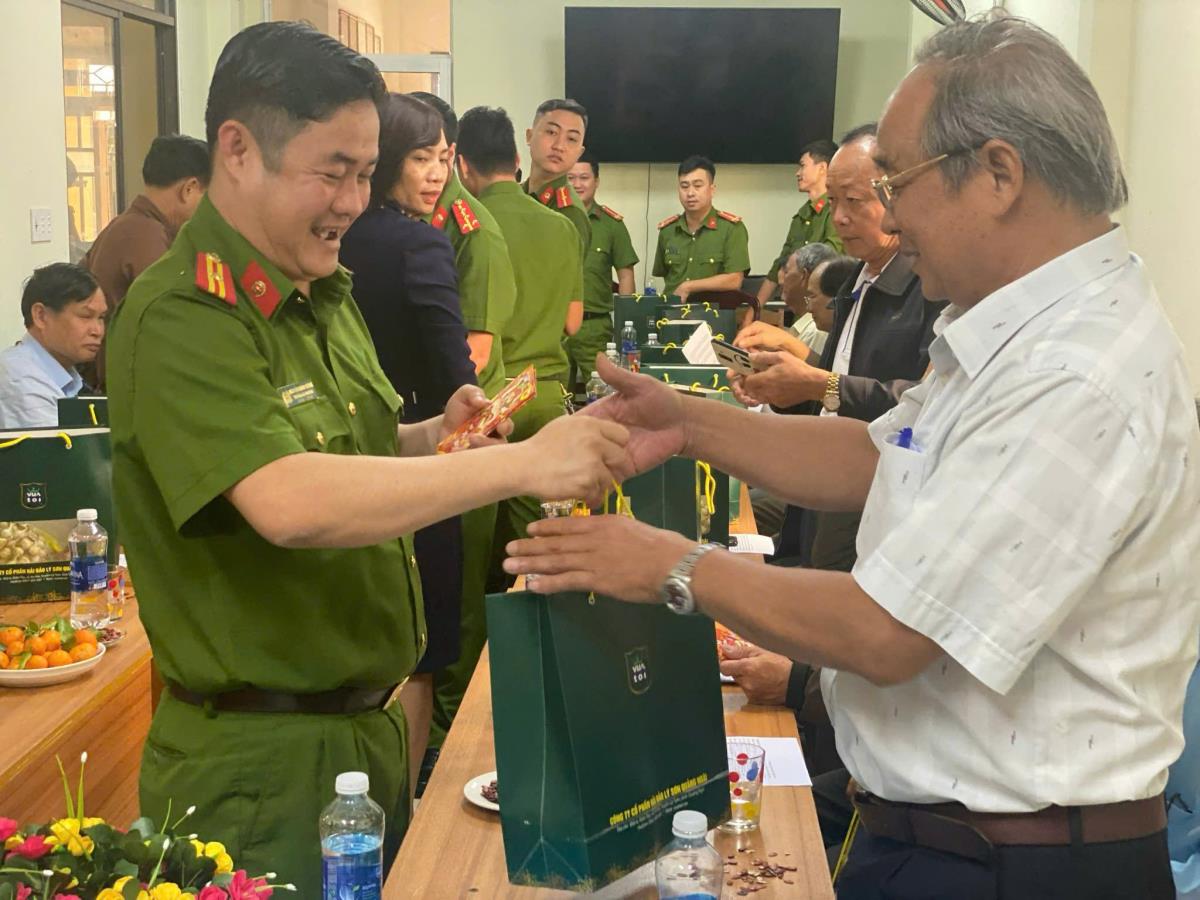 Công an phường Hòa Khánh Bắc hỗ trợ các hộ dân, công nhân khó khăn.