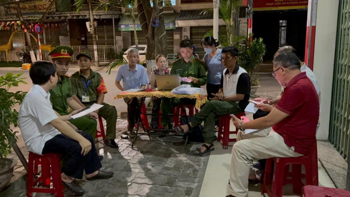 Công an phường Phổ Thạnh, thị xã Đức Phổ đến tận tàu cá vừa cập bến để tuyên truyền, hướng dẫn ngư dân tham gia góp ý sửa đổi Hiến pháp qua nền tảng số VNeID.