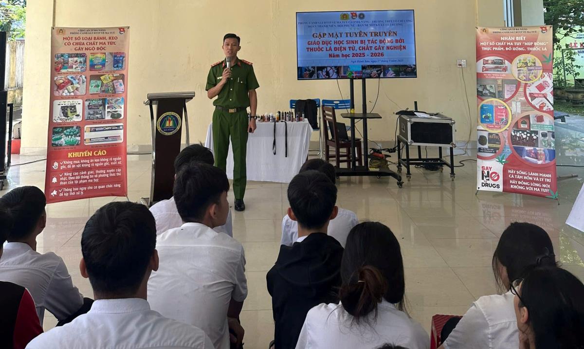Cán bộ Phòng Cảnh sát điều tra tội phạm về ma túy Công an TP Đà Nẵng trao đổi với học sinh Trường THPT Võ Chí Công về tác hại của thuốc lá điện tử và chất gây nghiện.
