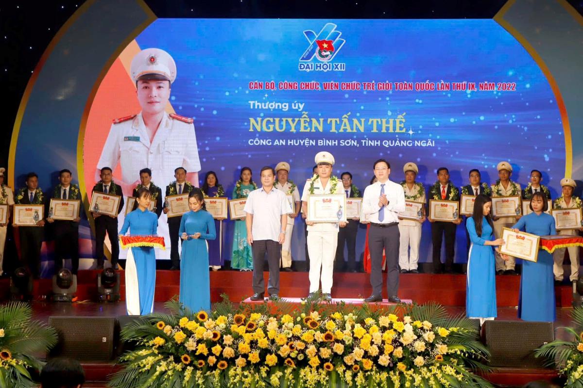 Đại úy Nguyễn Tấn Thế tuyên truyền giáo dục pháp luật tại trường học.