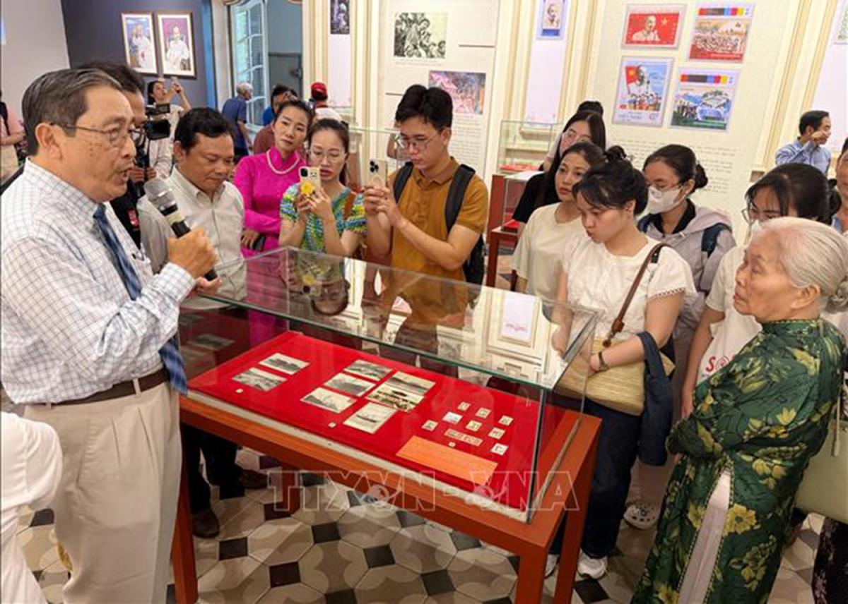 Đông đảo người dân và du khách đến tham quan trưng bày chuyên đề "Hành trình theo chân Bác qua sưu tập tem và bưu ảnh".
