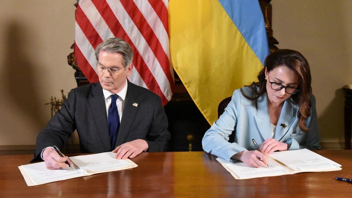 Bộ trưởng Tài chính Mỹ Scott Bessent và Phó Thủ tướng thứ nhất của Ukraine Yulia Svyrydenko ký thỏa thuận. Ảnh: Reuters