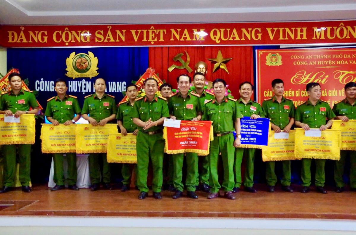 Lực lượng 8393 xã Hòa Ninh chuẩn bị lên đường tuần tra đêm.