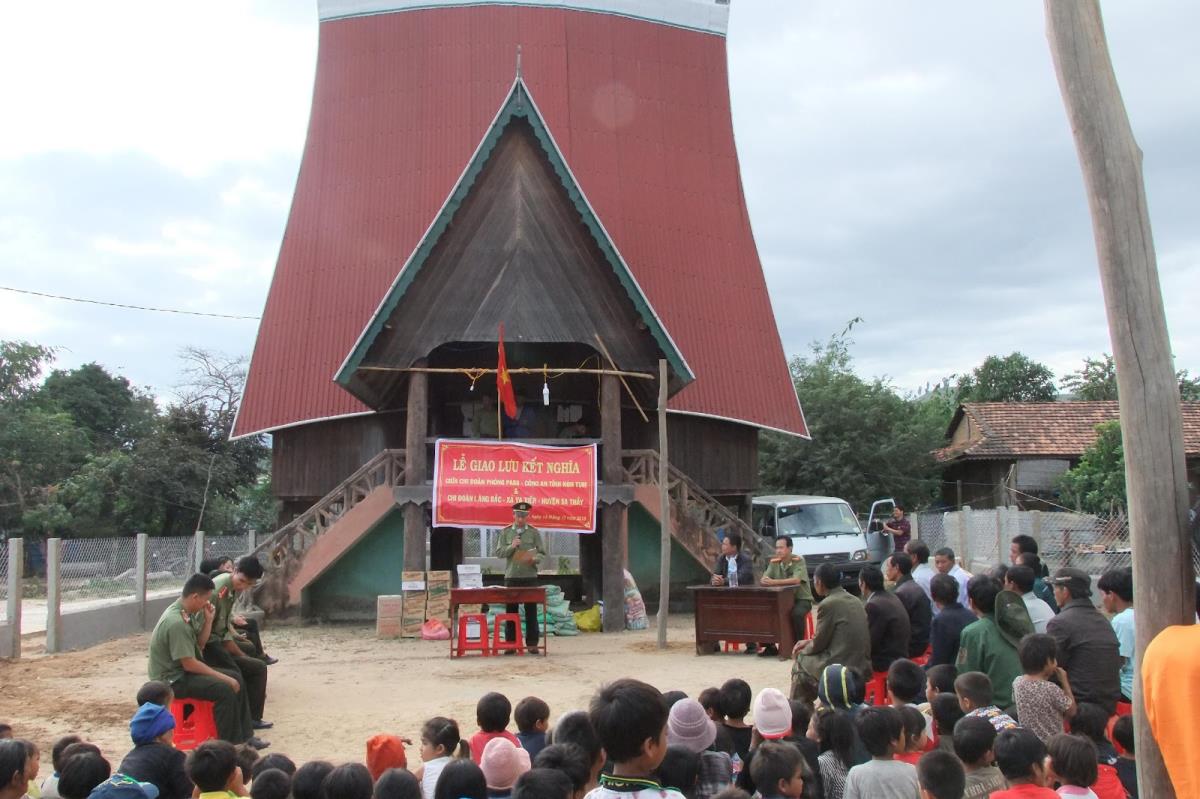 UBND huyện Sa Thầy tổ chức lễ "Ra quân xây dựng nông thôn mới, đô thị văn minh trên địa bàn huyện Sa Thầy" tại thôn Ya De, xã Ya Xiêr.