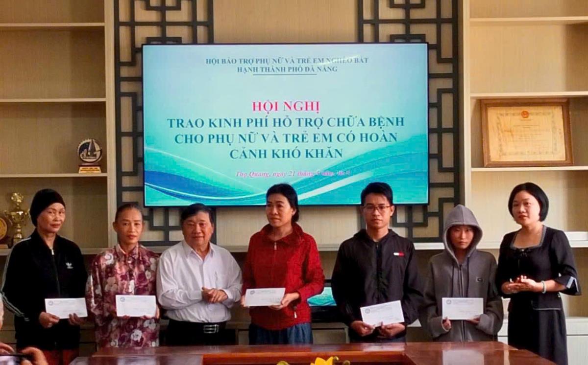 Trao tiền hỗ trợ chữa bệnh cho cácphụ nữ và trẻ em có hoàn cảnh khó khăn, mắc bệnh hiểm nghèo trên địa bàn Q.Sơn Trà