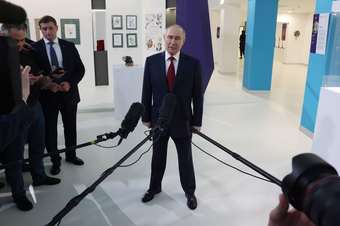 Tổng thống Nga Vladimir Putin đưa ra tuyên bố sau cuộc điện đàm với Tổng thống Mỹ Donald Trump ngày 19-5. Ảnh: Getty Images