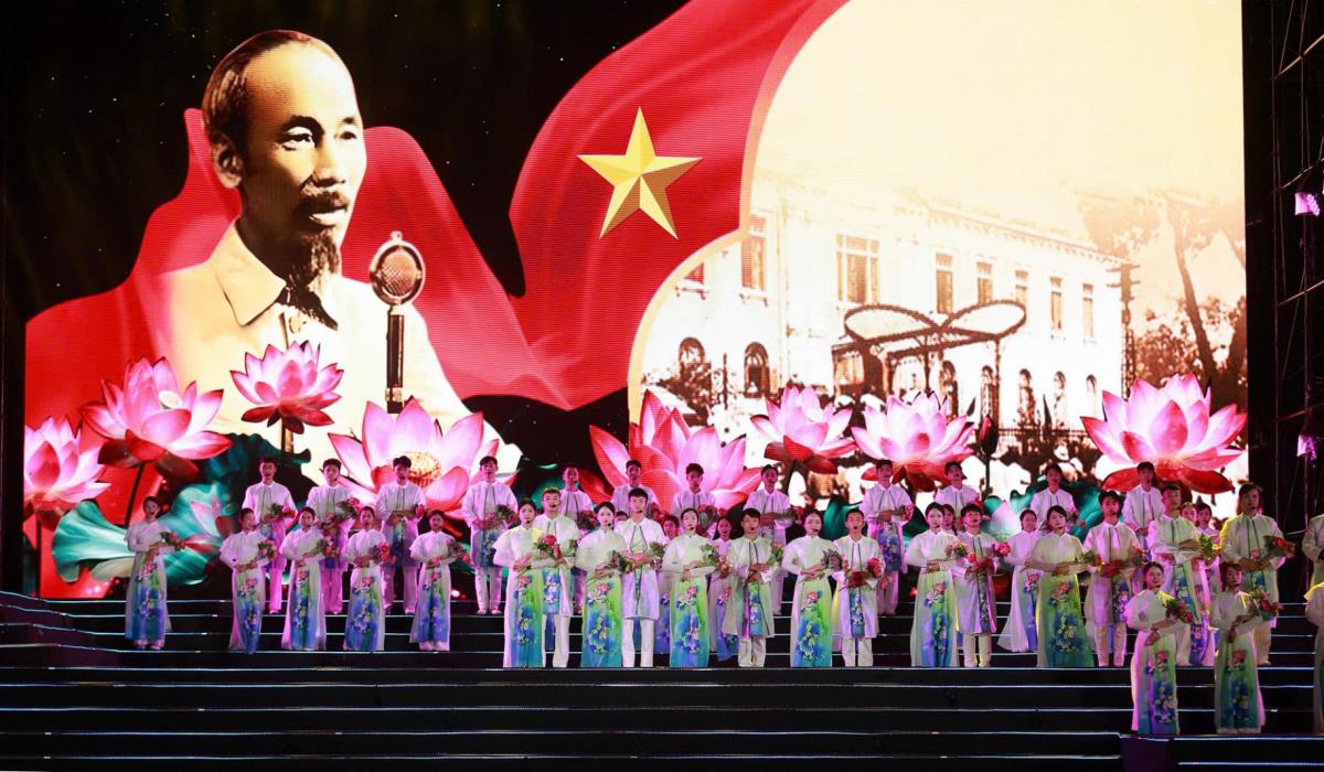 Chương trình nghệ thuật đặc biệt với chủ đề "Hồ Chí Minh - Người là niềm tin tất thắng". Ảnh: ĐPTTHNA