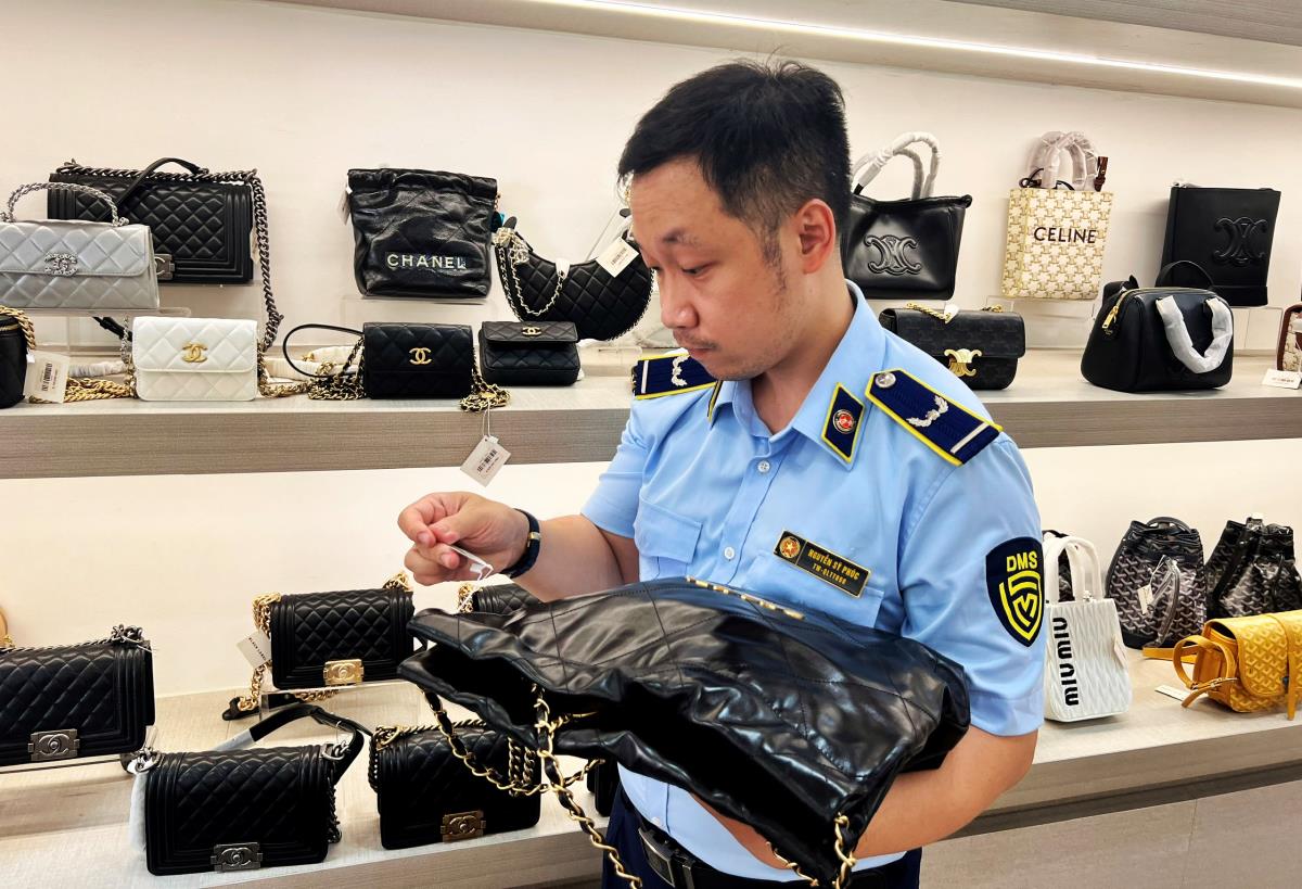 Lực lượng QLTT phát hiện sản phẩm quần áo may sẵn có dấu hiệu xâm phạm sở hữu trí tuệ
tại 1 cừa hàng trên đường Hùng Vương.