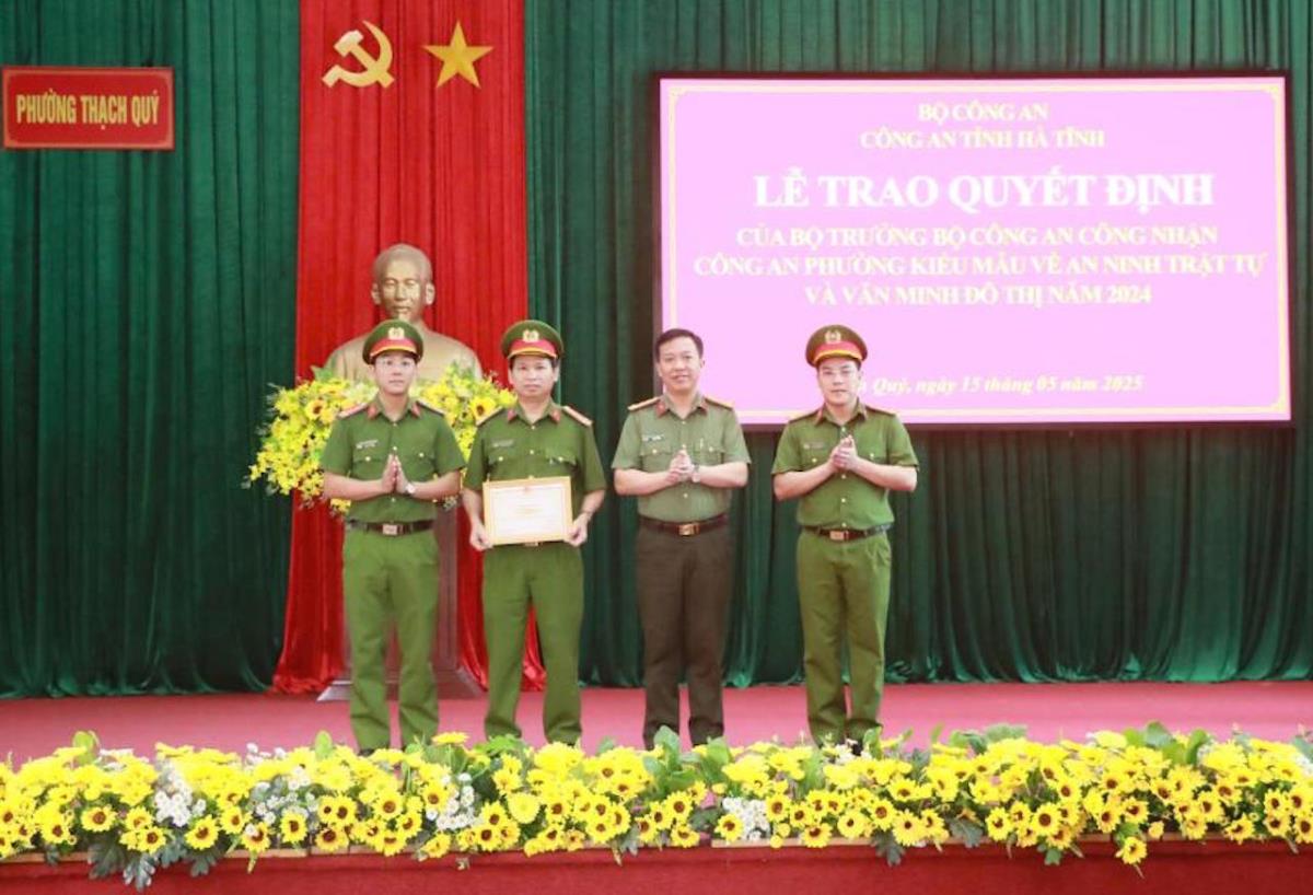 Đại tá Nguyễn Trung Kiên- Phó Giám đốc Công an tỉnh Hà Tĩnh trao Quyết định của Bộ trưởng Bộ Công an công nhận Công an phường Thạch Quý đạt kiểu mẫu về ANTT và văn minh đô thị năm 2024