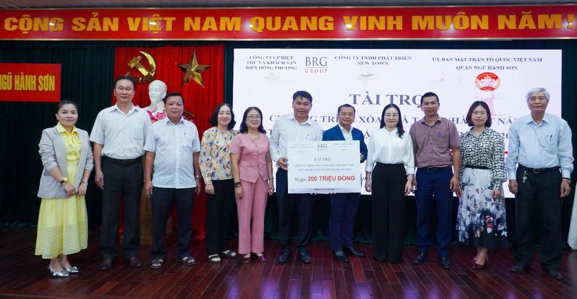 Bà Ung Thị Cư vui mừng khi được hỗ trợ sửa chữa nhà.