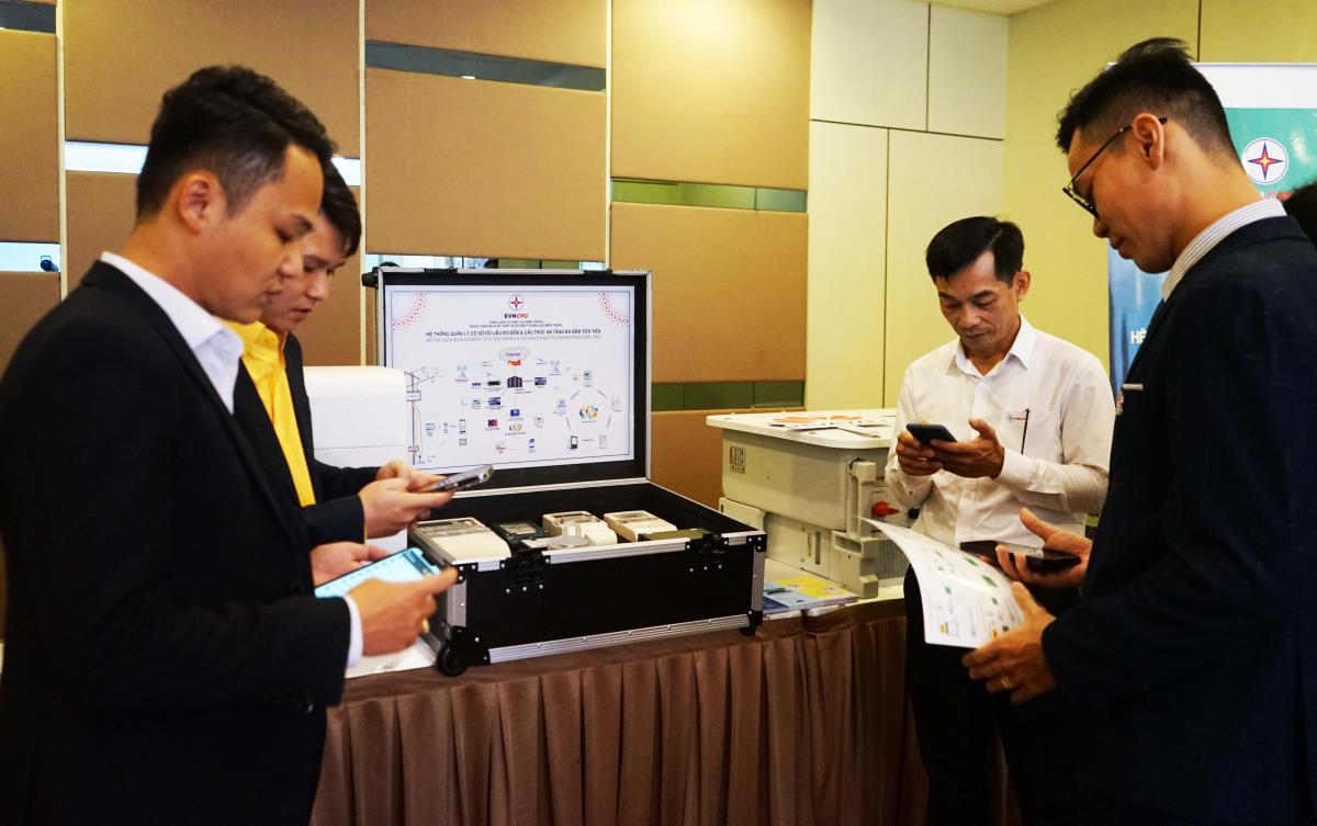Các đại biểu dự Hội thảo tham quan, tìm hiểu các vật tư, thiết bị và giải pháp ứng dụng, phát triển năng lượng sạch.