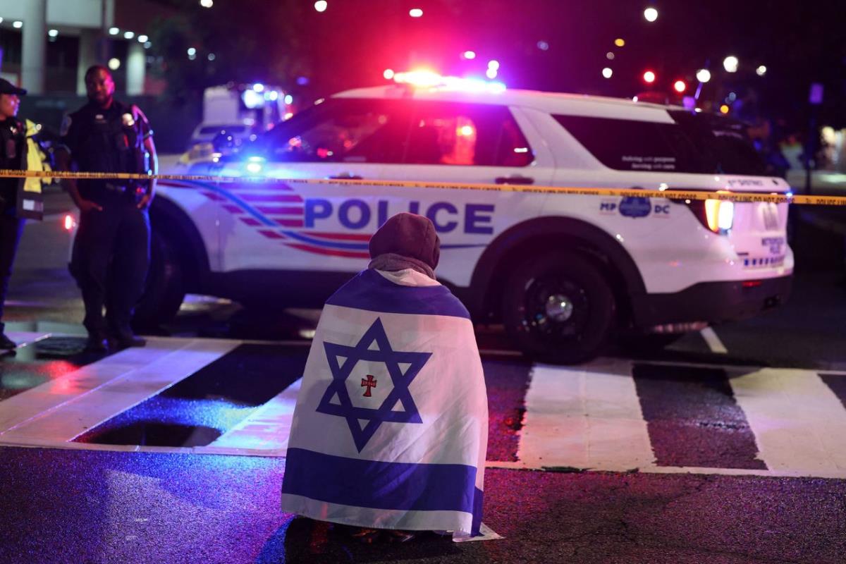 Hiện trường vụ nổ súng khiến hai nhân viên Đại sứ quán Israel thiệt mạng ở Washington đêm 21-5. Ảnh: Reuters